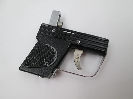 Encendedor pistola. Gasolina. Metal plateado y lacado negro. Estuche. 1970