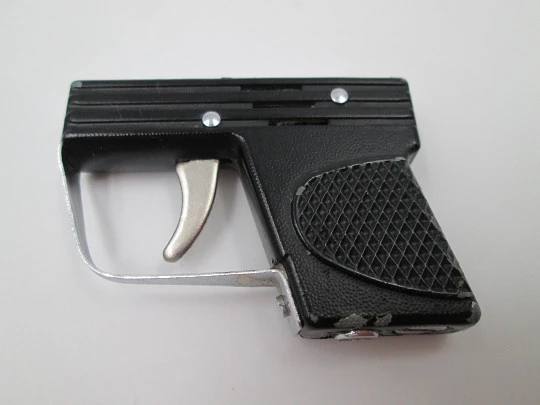 Encendedor pistola. Gasolina. Metal plateado y lacado negro. Estuche. 1970