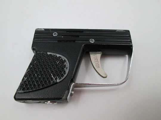 Encendedor pistola. Gasolina. Metal plateado y lacado negro. Estuche. 1970