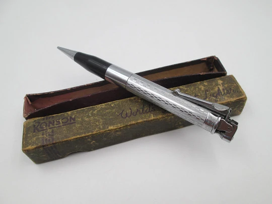 Encendedor portaminas Ronson Penciliter. Metal cromado y plástico negro. 1940. Caja Encendedor portaminas Ronson Penciliter. Metal cromado y plástico negro. 1940. Caja
