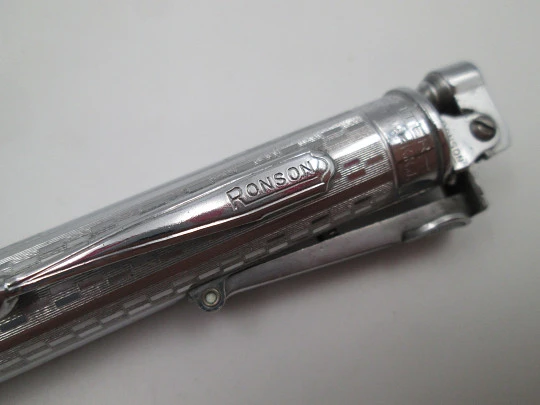 Encendedor portaminas Ronson Penciliter. Metal cromado y plástico negro. 1940. Caja Encendedor portaminas Ronson Penciliter. Metal cromado y plástico negro. 1940. Caja