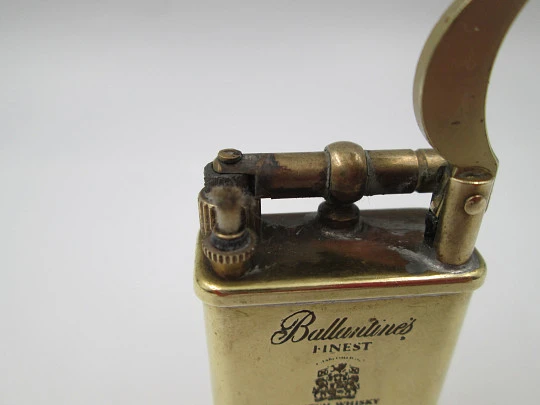 Encendedor publicitario de bolsillo a gasolina Ballantine's. Modelo de martillo. Metal dorado