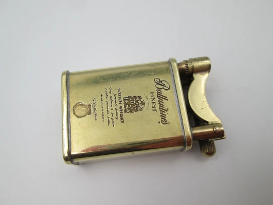 Encendedor publicitario de bolsillo a gasolina Ballantine's. Modelo de martillo. Metal dorado