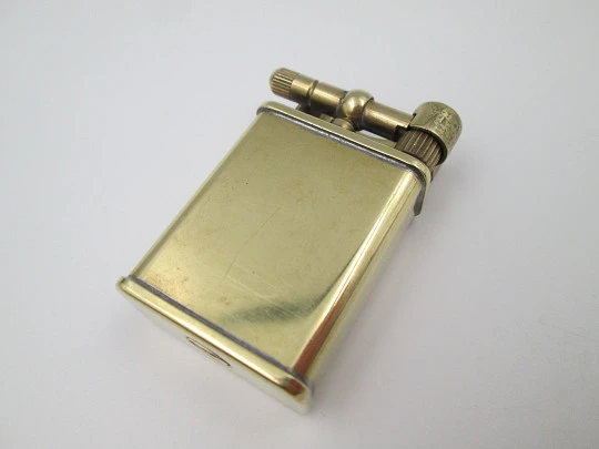 Encendedor publicitario de bolsillo a gasolina Ballantine's. Modelo de martillo. Metal dorado