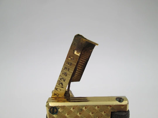 Encendedor reloj mecánico Foska. Metal chapado oro. Patrón romboidal. Suiza. 1960 Encendedor reloj mecánico Foska. Metal chapado oro. Patrón romboidal. Suiza. 1960