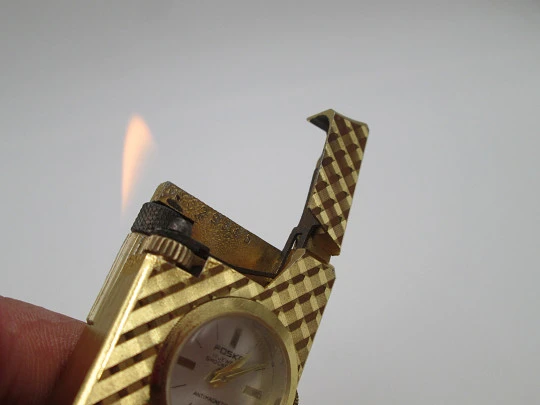 Encendedor reloj mecánico Foska. Metal chapado oro. Patrón romboidal. Suiza. 1960 Encendedor reloj mecánico Foska. Metal chapado oro. Patrón romboidal. Suiza. 1960