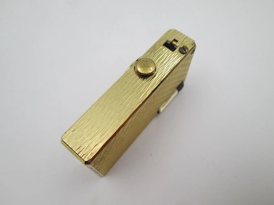 Encendedor reloj mecánico Foska. Metal chapado oro. Patrón romboidal. Suiza. 1960 Encendedor reloj mecánico Foska. Metal chapado oro. Patrón romboidal. Suiza. 1960