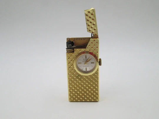 Encendedor reloj mecánico Foska. Metal chapado oro. Patrón romboidal. Suiza. 1960 Encendedor reloj mecánico Foska. Metal chapado oro. Patrón romboidal. Suiza. 1960