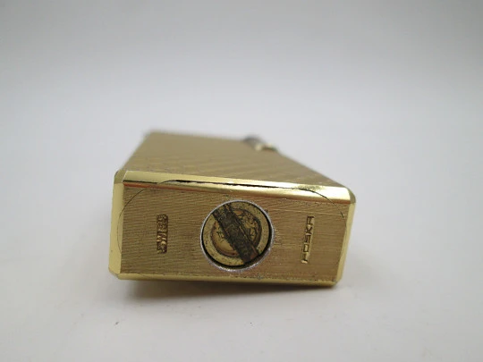 Encendedor reloj mecánico Foska. Metal chapado oro. Patrón romboidal. Suiza. 1960 Encendedor reloj mecánico Foska. Metal chapado oro. Patrón romboidal. Suiza. 1960