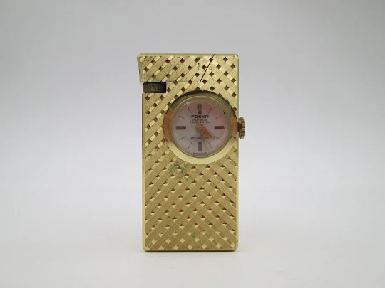 Encendedor reloj mecánico Foska. Metal chapado oro. Patrón romboidal. Suiza. 1960 Encendedor reloj mecánico Foska. Metal chapado oro. Patrón romboidal. Suiza. 1960