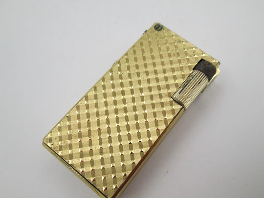Encendedor reloj mecánico Foska. Metal chapado oro. Patrón romboidal. Suiza. 1960 Encendedor reloj mecánico Foska. Metal chapado oro. Patrón romboidal. Suiza. 1960