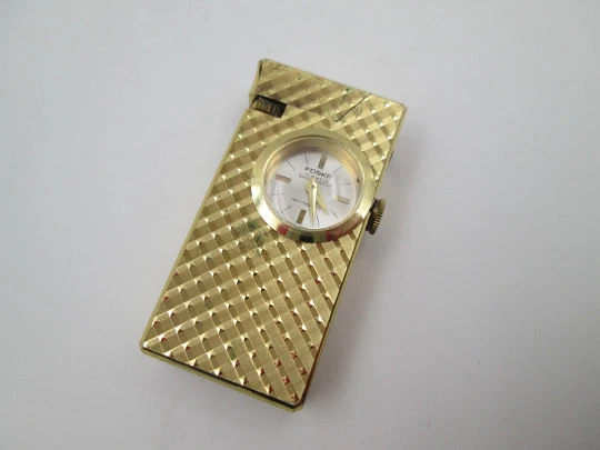 Encendedor reloj mecánico Foska. Metal chapado oro. Patrón romboidal. Suiza. 1960 Encendedor reloj mecánico Foska. Metal chapado oro. Patrón romboidal. Suiza. 1960