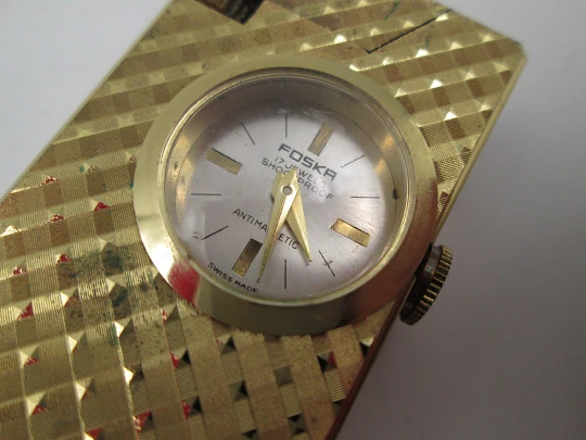 Encendedor reloj mecánico Foska. Metal chapado oro. Patrón romboidal. Suiza. 1960 Encendedor reloj mecánico Foska. Metal chapado oro. Patrón romboidal. Suiza. 1960