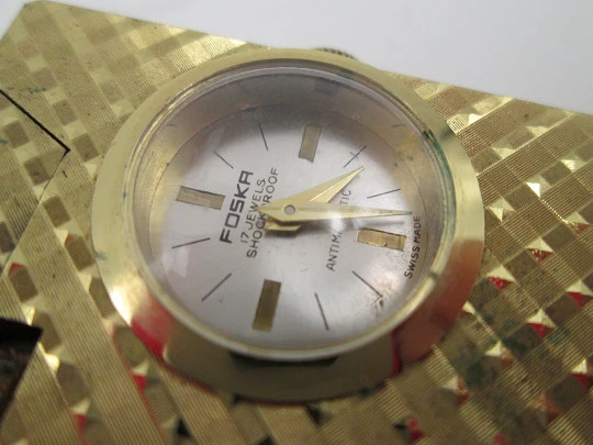 Encendedor reloj mecánico Foska. Metal chapado oro. Patrón romboidal. Suiza. 1960 Encendedor reloj mecánico Foska. Metal chapado oro. Patrón romboidal. Suiza. 1960