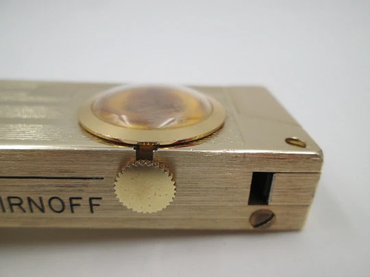 Encendedor reloj mecánico Rivo. Metal chapado oro. Base extraíble. 1960. Suiza