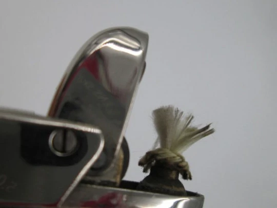 Encendedor Ronit. Metal plateado. Gasolina. Alemania. 1960. Diseño líneas Encendedor Ronit. Metal plateado. Gasolina. Alemania. 1960. Diseño líneas