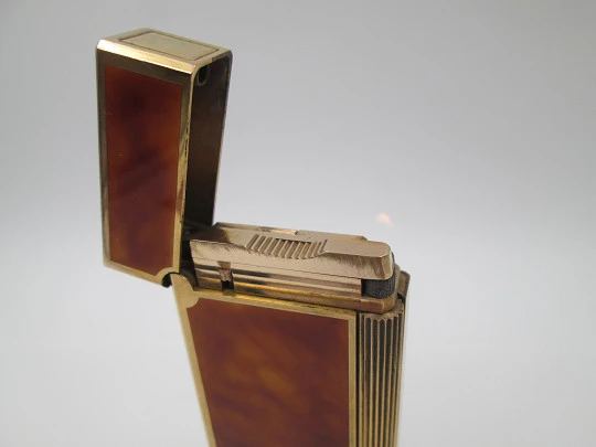 Encendedor sobremesa S.T. Dupont. Laca de China y metal chapado en oro. 1980