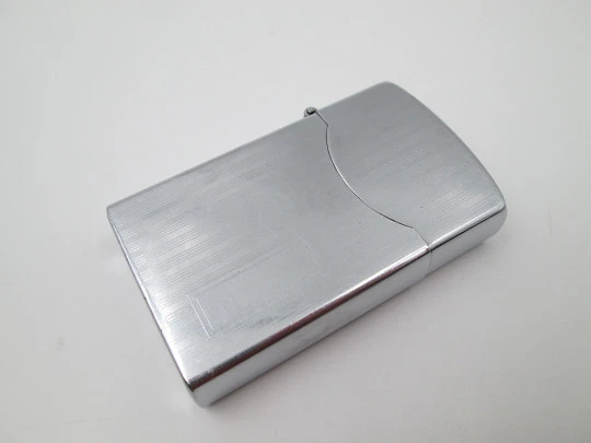 Encendedor Zenith Windproof. Metal cromado. Gasolina. Patrón lineal. Japón. 1960