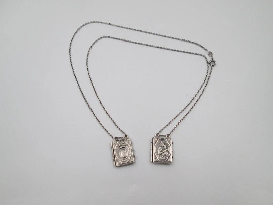 Escapulario guardapelos de la Virgen del Carmen en plata de ley. Forma de libro. 1940