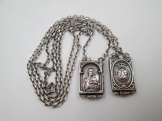 Escapulario guardapelos doble de la Virgen del Carmen en plata de ley. España. 1940 Escapulario guardapelos doble de la Virgen del Carmen en plata de ley. España. 1940