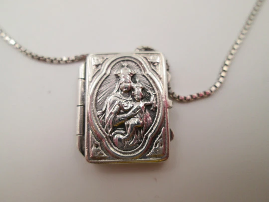 Escapulario Virgen del Carmen. Plata de ley 925. Cadena trenzada. Años 40 Escapulario Virgen del Carmen. Plata de ley 925. Cadena trenzada. Años 40