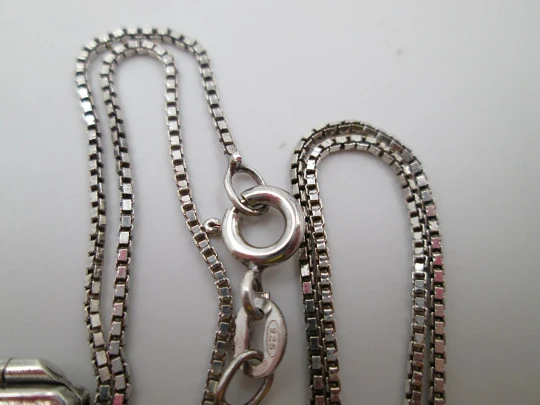 Escapulario Virgen del Carmen. Plata de ley 925. Cadena trenzada. Años 40 Escapulario Virgen del Carmen. Plata de ley 925. Cadena trenzada. Años 40