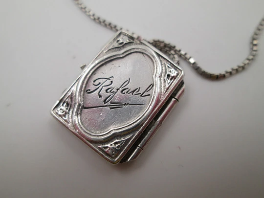 Escapulario Virgen del Carmen. Plata de ley 925. Cadena trenzada. Años 40 Escapulario Virgen del Carmen. Plata de ley 925. Cadena trenzada. Años 40