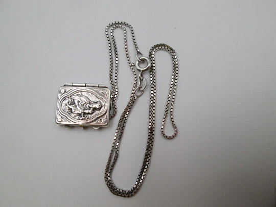 Escapulario Virgen del Carmen. Plata de ley 925. Cadena trenzada. Años 40 Escapulario Virgen del Carmen. Plata de ley 925. Cadena trenzada. Años 40