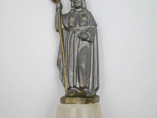 Escultura Santiago Apóstol Peregrino. Calamina, detalles dorados y mármol. 1960