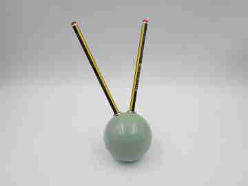 Esfera bola portalápices de escritorio / despacho. Resina verde y metal. 1980