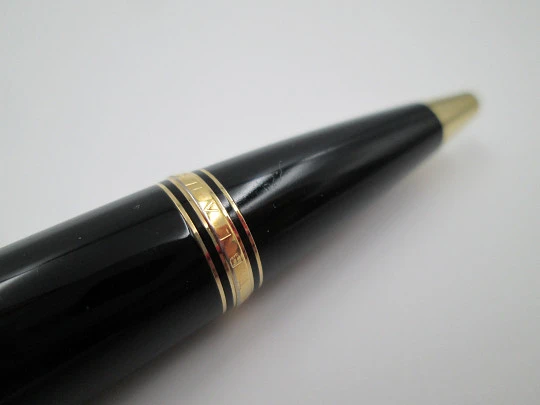 Esferógrafo Montblanc Boheme. Resina negra y detalles chapados oro