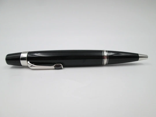 Esferógrafo Montblanc Boheme. Resina negra y metal platinado. Estuche. 2000