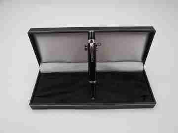 Esferógrafo Montblanc Boheme. Resina negra y metal platinado. Estuche. 2000