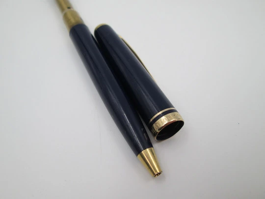 Esferógrafo Montblanc Generation. Resina azul y chapados oro. Mecanismo giro. 1990