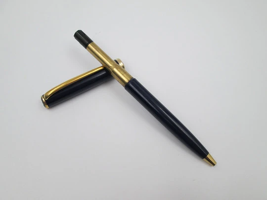 Esferógrafo Montblanc Generation. Resina azul y chapados oro. Mecanismo giro. 1990