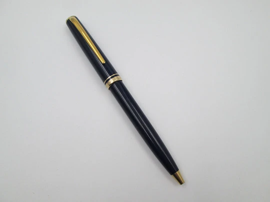 Esferógrafo Montblanc Generation. Resina azul y chapados oro. Mecanismo giro. 1990