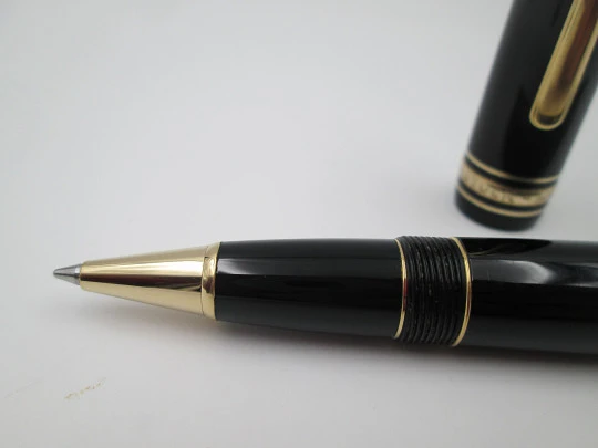 Esferógrafo Montblanc Meisterstuck Le Grand. Resina negra y chapados oro. Estuche