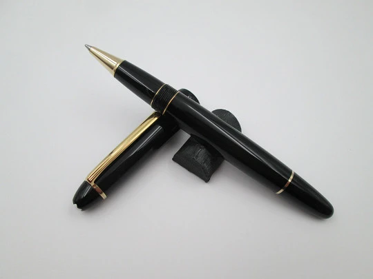 Esferógrafo Montblanc Meisterstuck Le Grand. Resina negra y chapados oro. Estuche