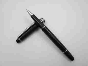Esferógrafo Montblanc Meisterstück. Resina negra y metal platinado. Alemania. 2000