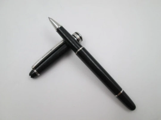 Esferógrafo Montblanc Meisterstück. Resina negra y metal platinado. Alemania. 2000