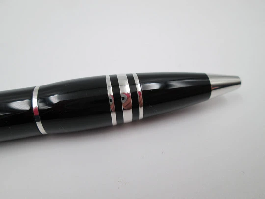 Esferógrafo Montblanc Starwalker. Resina negra y detalles platinados. 2015