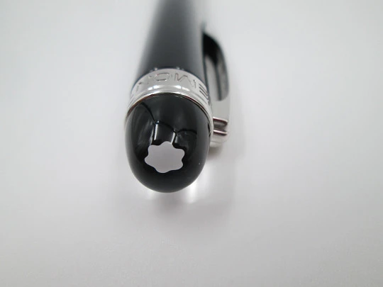 Esferógrafo Montblanc Starwalker. Resina negra y detalles platinados. 2015