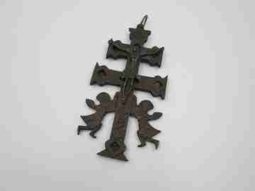 Espectacular cruz de Caravaca. Bronce. Siglo XIX. Querubines