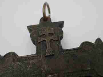 Espectacular cruz de Caravaca. Bronce. Siglo XIX. Querubines