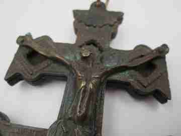 Espectacular cruz de Caravaca. Bronce. Siglo XIX. Querubines