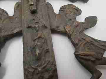 Espectacular cruz de Caravaca. Bronce. Siglo XIX. Querubines