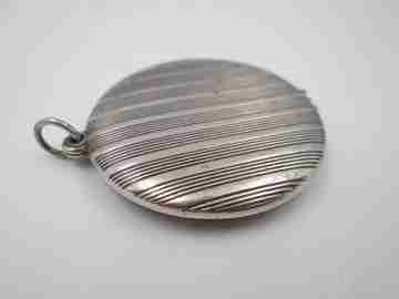 Espejo colgante mujer. Plata ley. Motivos lineales. Cierre pestaña. 1970