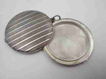 Espejo colgante mujer. Plata ley. Motivos lineales. Cierre pestaña. 1970