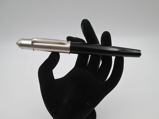 Estilográfica Cartier Diabolo. Metal chapado en paladio y resina negra. 2000. Francia
