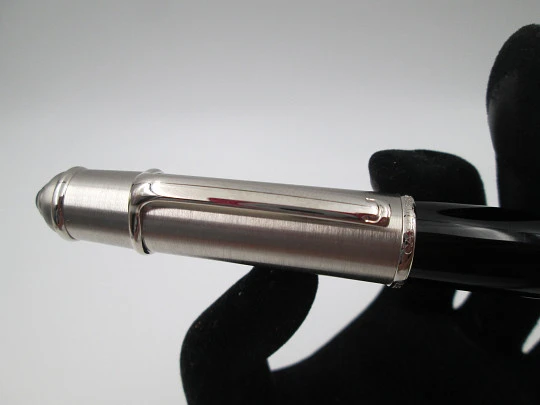 Estilográfica Cartier Diabolo. Metal chapado en paladio y resina negra. 2000. Francia